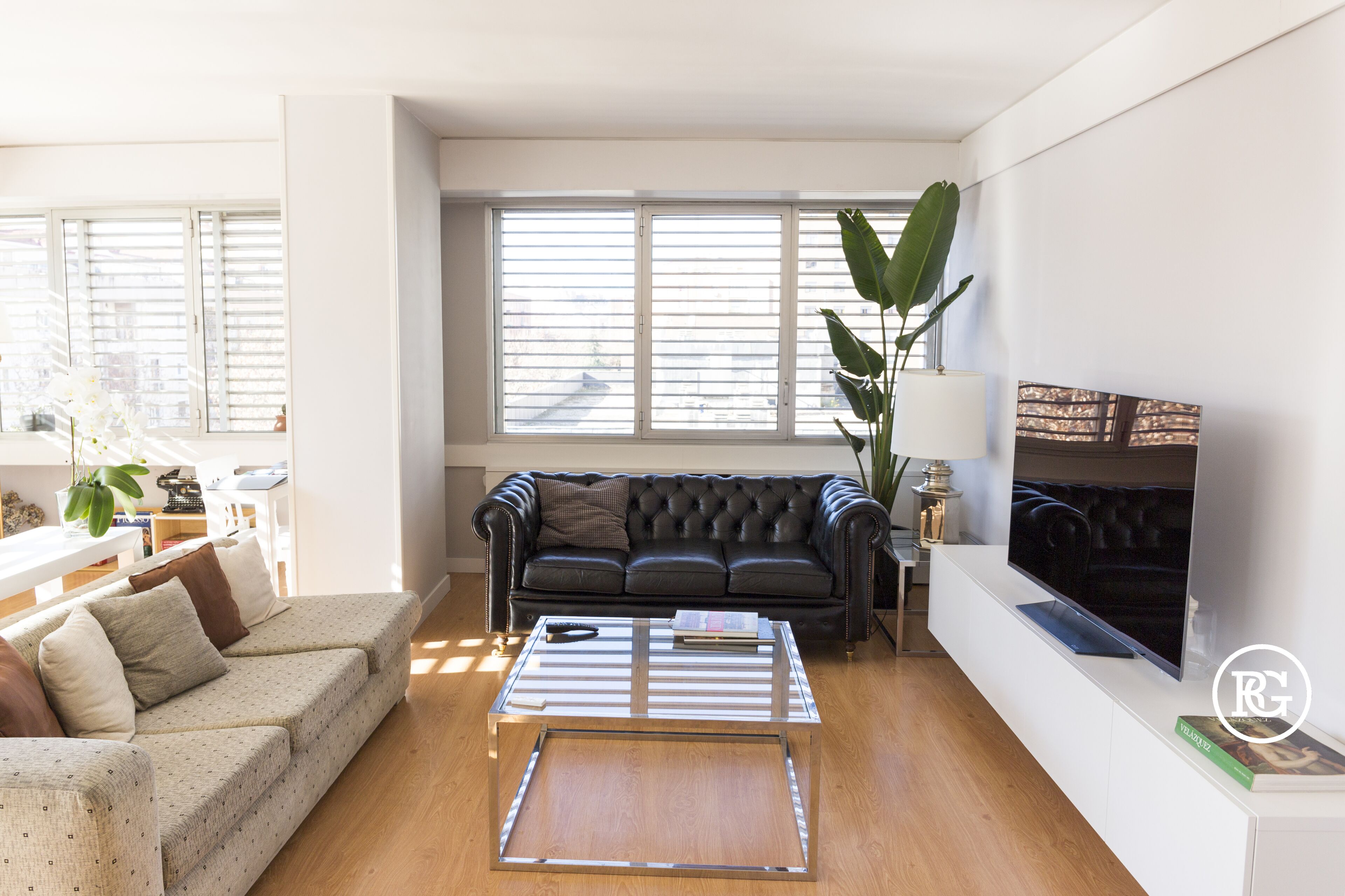 Een smart-tv en boeken