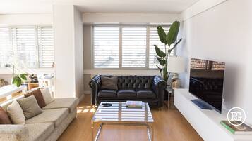 Een smart-tv en boeken