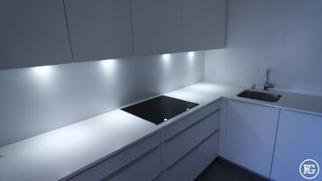 Een koelkast, een magnetron, een oven, een kookplaat