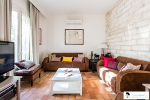 TV, DVD player, books - House with garden, air conditioning and parking spaces in Aiguelongue (Montpellier)