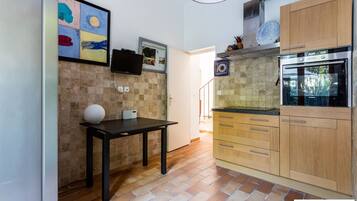 Réfrigérateur, micro-ondes, four, plaque de cuisson