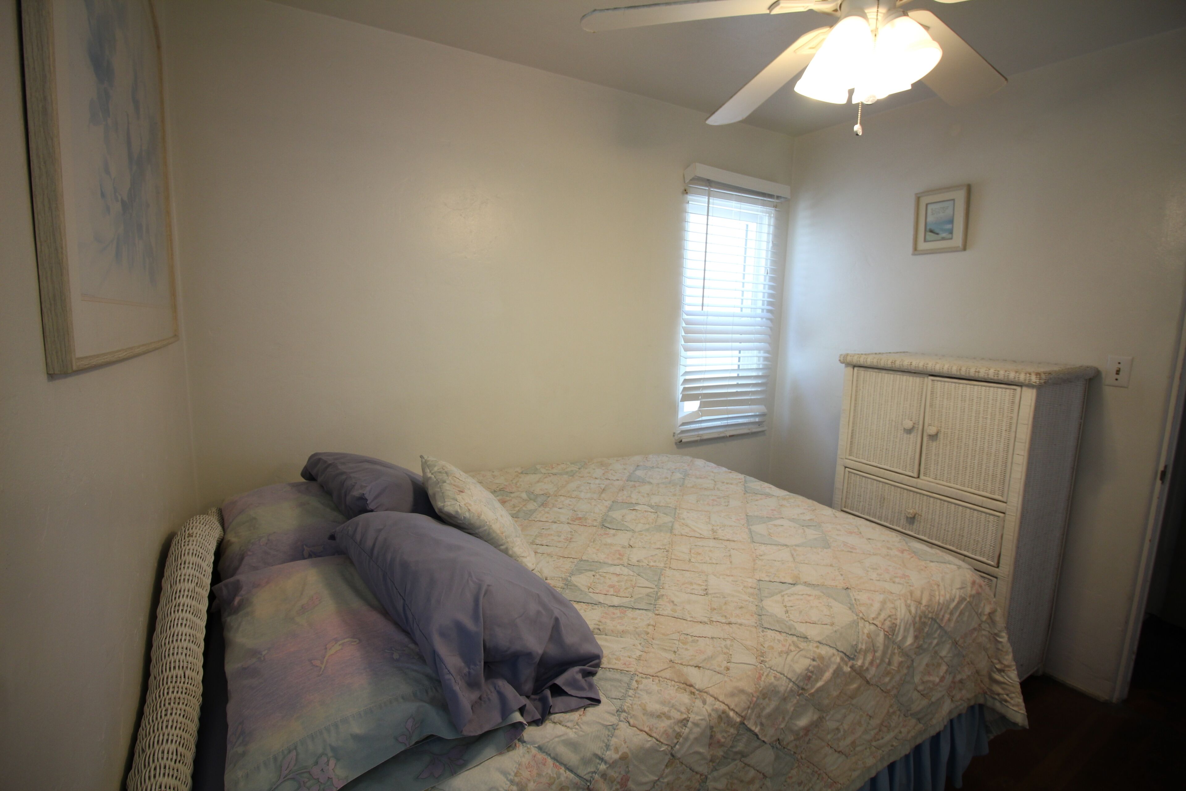 Cozy Ocean View Beach Cottage, Steps to Ocean, Lots of Character -1br- Sleeps 5