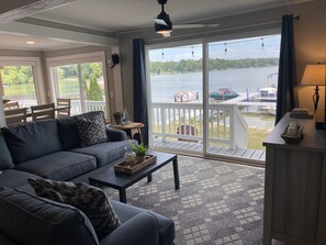 Smart TV, fireplace - Waterfront Lake Cottage - Upper Nemahbin Lake (Oconomowoc)