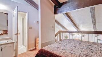 1 bedroom, bed sheets