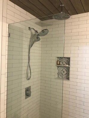 Dusche, Handtücher, Seife, Shampoo