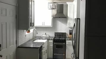 Køleskab, mikrobølgeovn, ovn, kogeplade