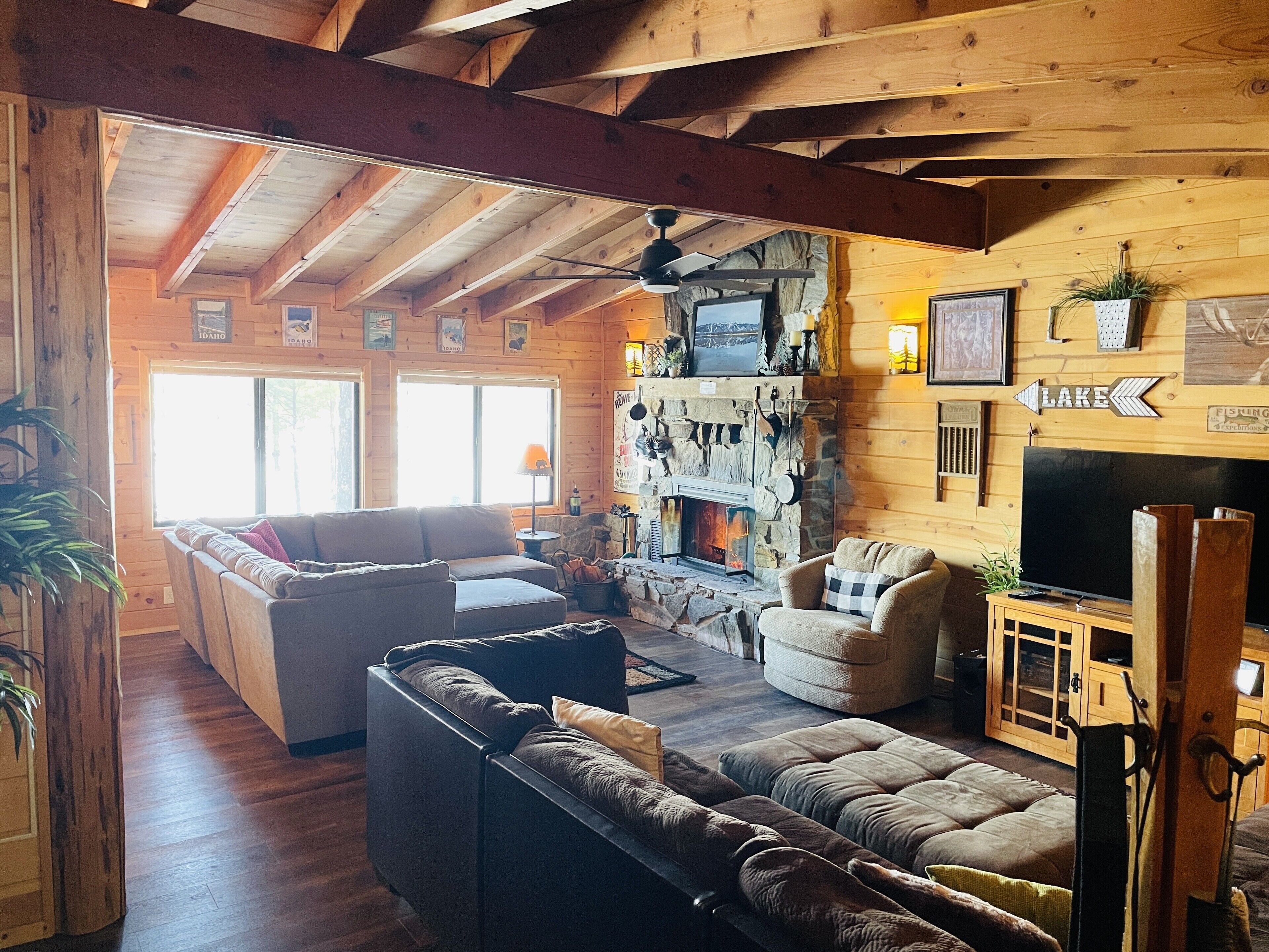 Perfect lakeside getaway, sandy beach-great for families and friends!