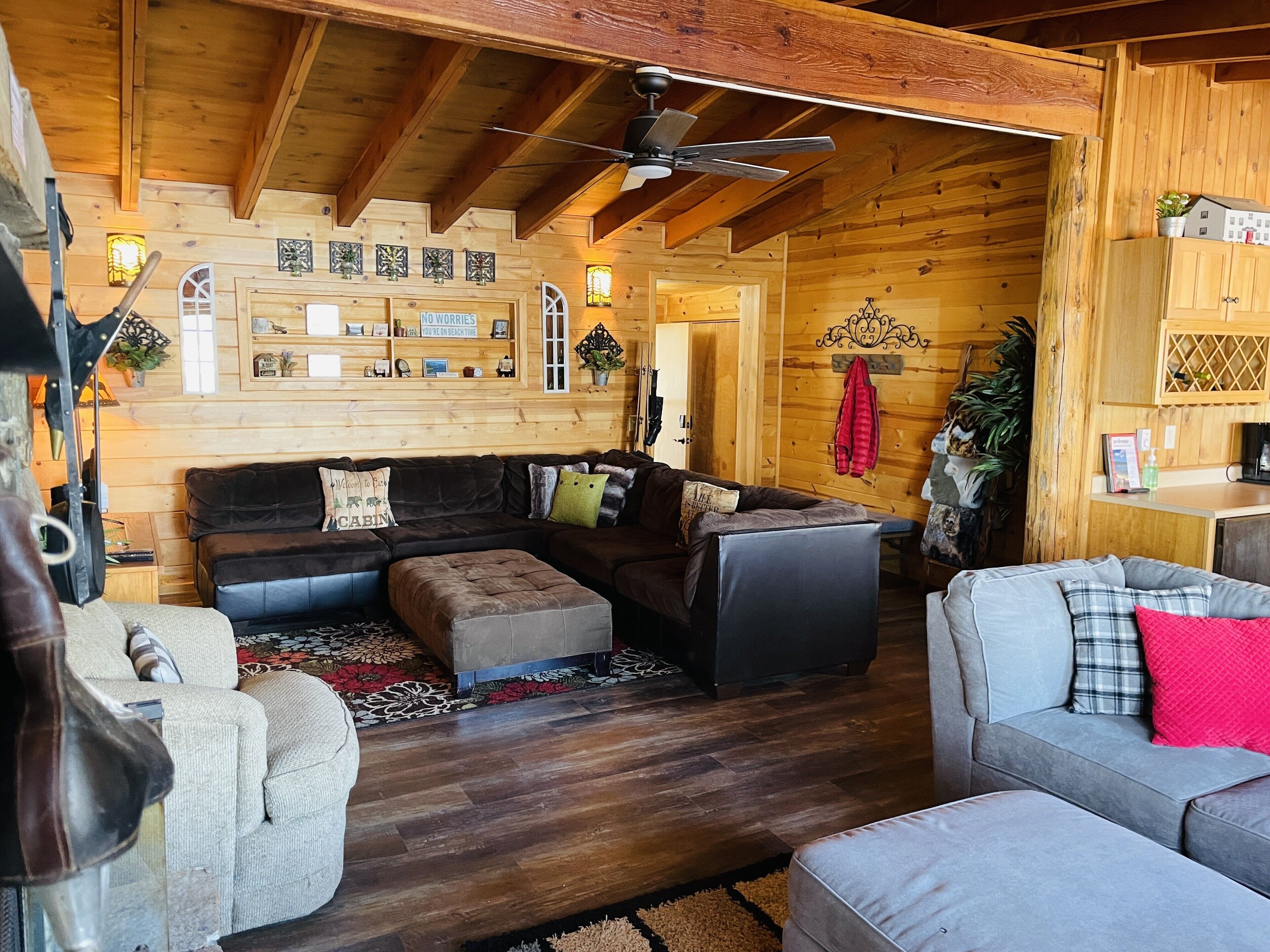 Perfect lakeside getaway, sandy beach-great for families and friends!