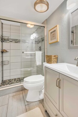 Combined shower/bathtub, hair dryer, towels