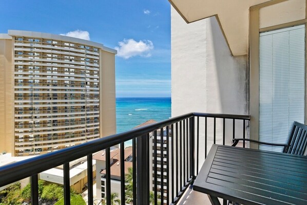 Property grounds - Privately-owned 1 bdrm/2 bath suite in Imperial Resort Waikiki.  Enjoy amenities & beach. (Honolulu)