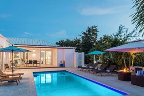 A heated pool - Grace Haven: Luxury Home w/Pool & Golf Cart, Walkable to Beach (Providenciales)
