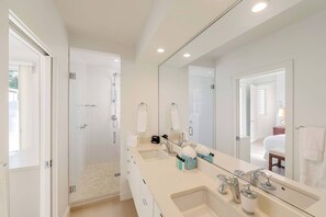 Shower, hair dryer, towels - Grace Haven: Luxury Home w/Pool & Golf Cart, Walkable to Beach (Providenciales)