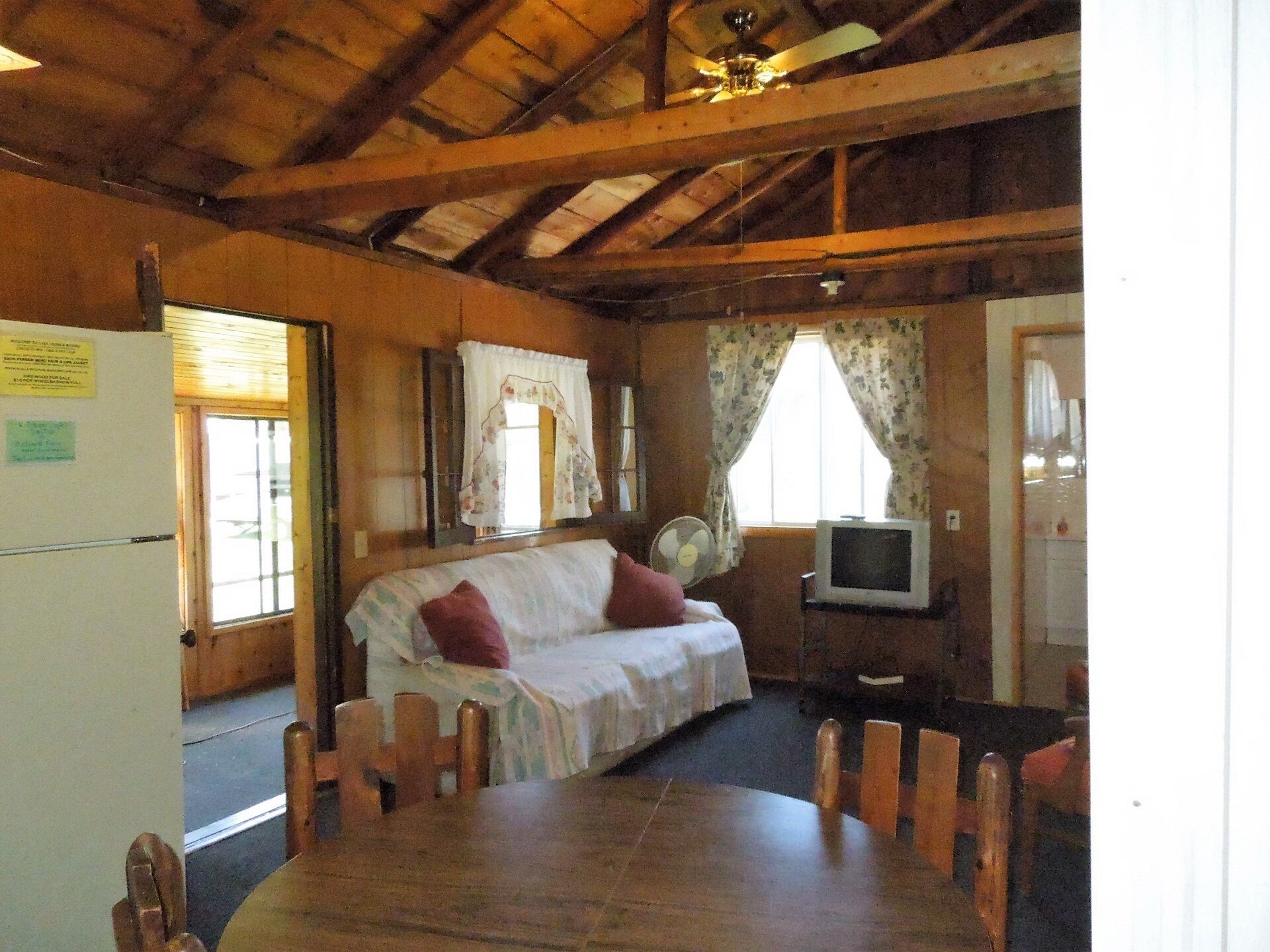  Comfy & clean. Steps from sandy beach on all sports lake. Sleeps 6 comfortably.