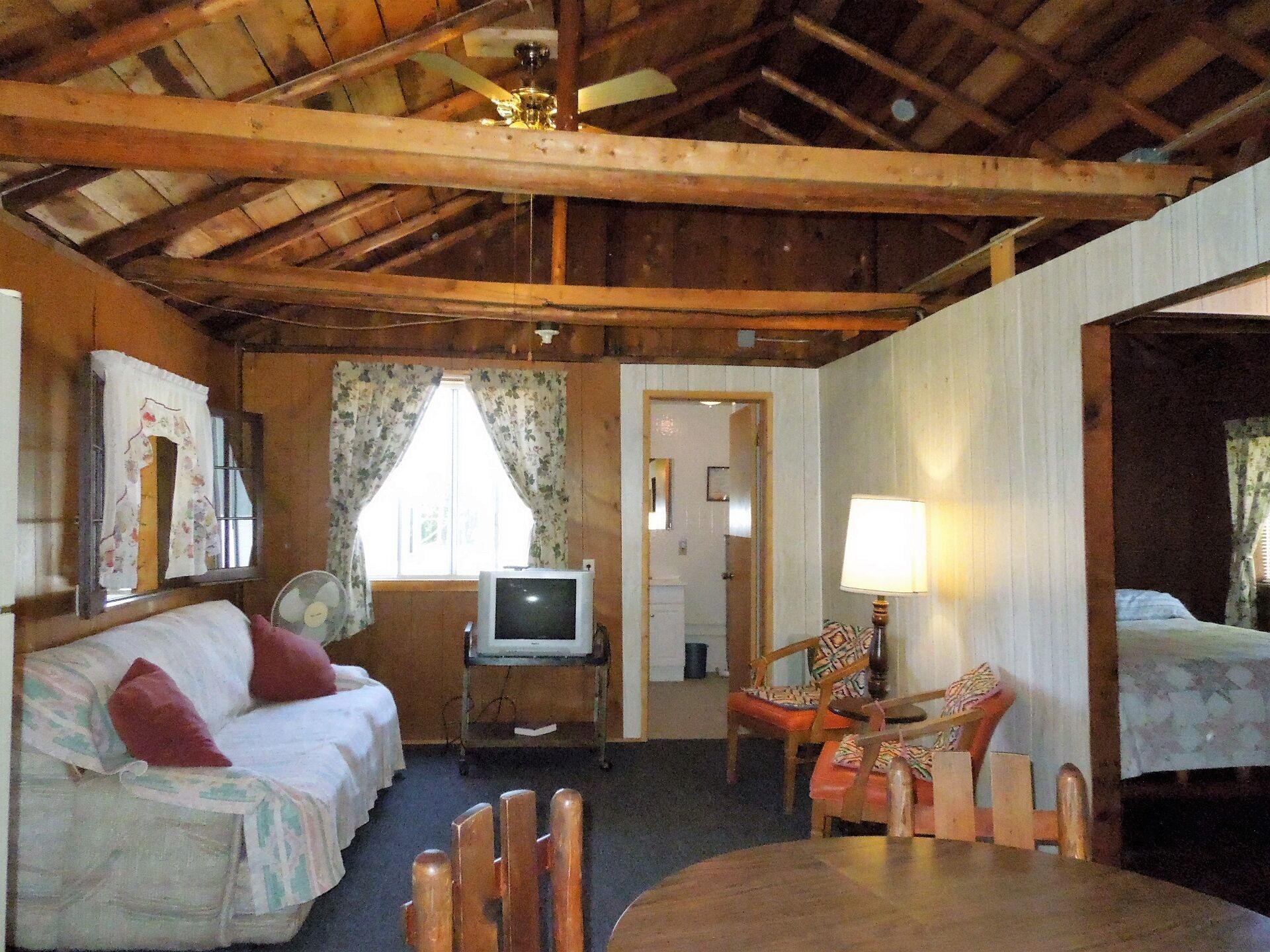  Comfy & clean. Steps from sandy beach on all sports lake. Sleeps 6 comfortably.
