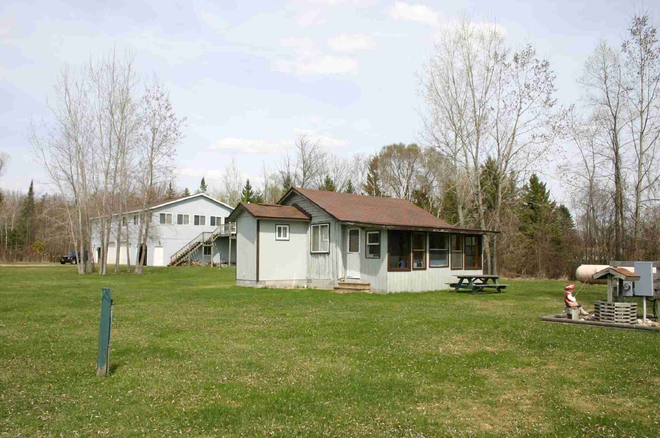  Comfy & clean. Steps from sandy beach on all sports lake. Sleeps 6 comfortably.