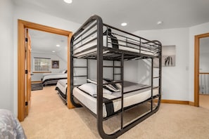 4 bedrooms, desk, iron/ironing board, free WiFi