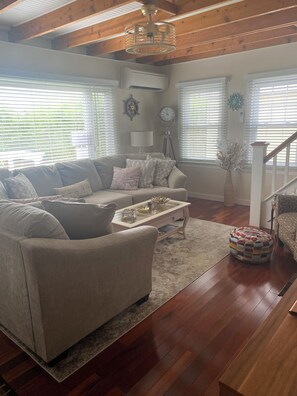 Televisio, takka, kirjoja