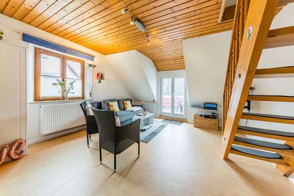 TTP 12 (Maisonette Apartment with Balcony) | Living area | 20-inch flat-screen TV with satellite channels, TV, DVD player - TTP 7-12 Apartments Immenstaad (Immenstaad am Bodensee)