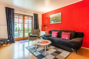 TTP 9 (Apartment with Garden) | Living room | 20-inch flat-screen TV with satellite channels, TV, DVD player - TTP 7-12 Apartments Immenstaad (Immenstaad am Bodensee)