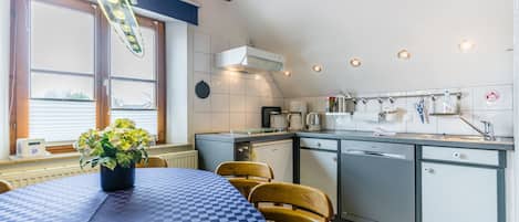 TTP 11 (Maisonette Apartment with Balcony) | Private kitchen | Full-size fridge, microwave, oven, stovetop