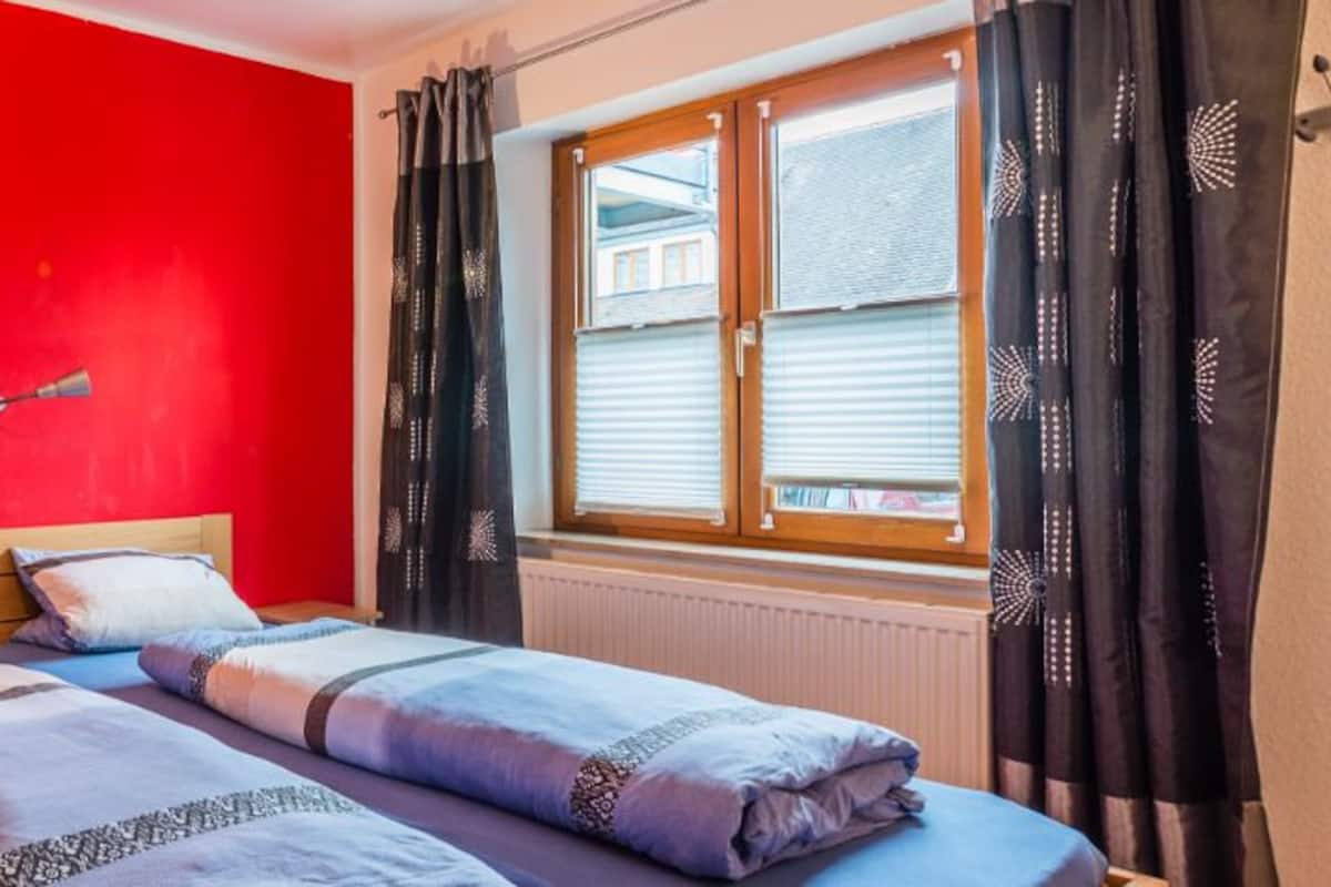 TTP 9 (Apartment with Garden) | Hypo-allergenic bedding, iron/ironing board, cots/infant beds, free WiFi