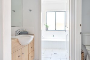 Bathtub - Welcome to SUNRISE ON TERRACE, EVANS HEAD (Evans Head)