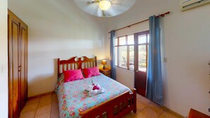 3 habitaciones, tabla de planchar con plancha, wifi y ropa de cama