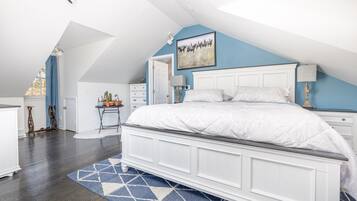 5 bedrooms, desk, iron/ironing board, travel crib