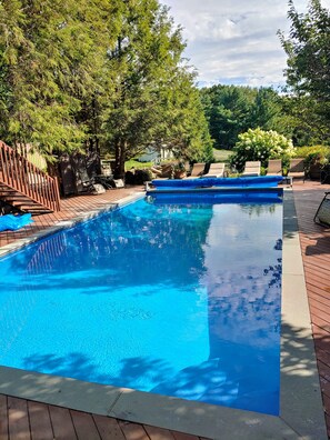 Utendørsbasseng og et oppvarmet basseng