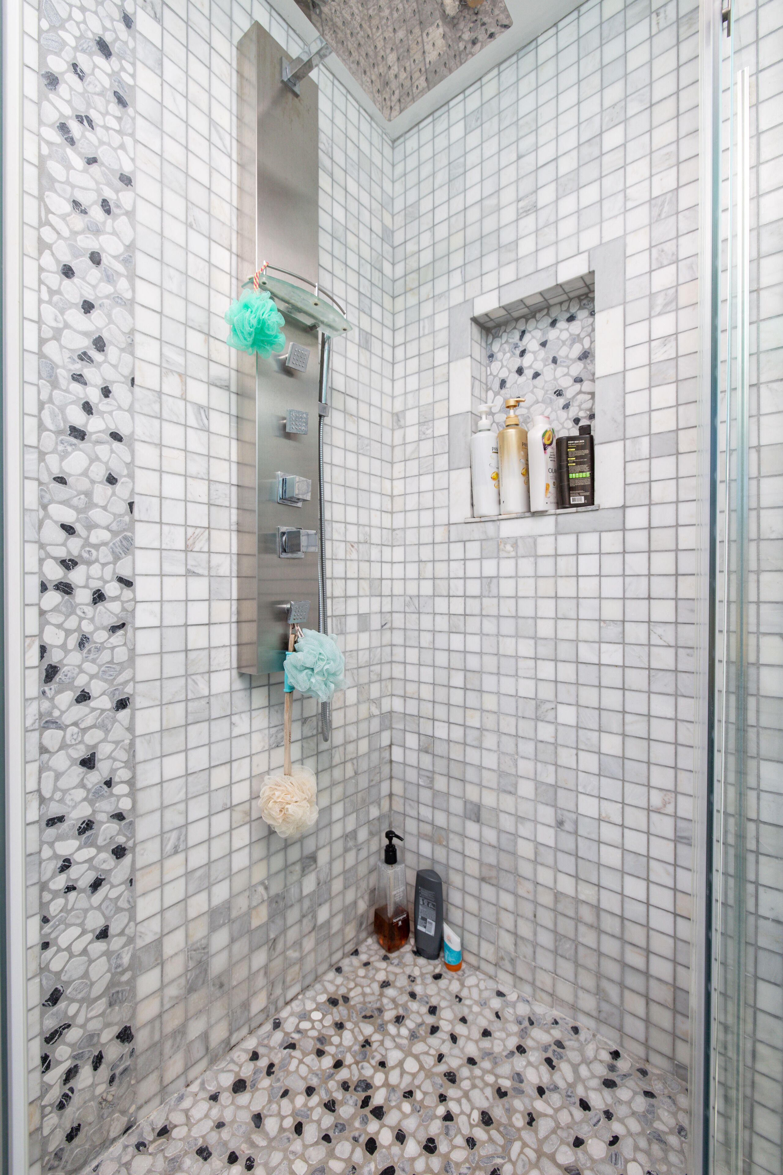 Ensemble douche/baignoire, baignoire à jets, sèche-cheveux, bidet