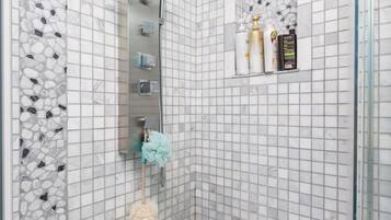 Ensemble douche/baignoire, baignoire à jets, sèche-cheveux, bidet