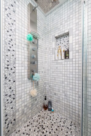 Bañera con ducha, bañera de hidromasaje, secador de pelo, bidet