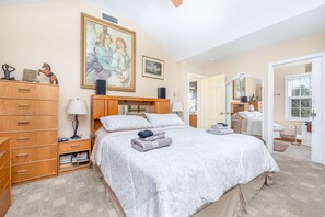 5 chambres, bureau, fer et planche à repasser, lit de bébé portatif