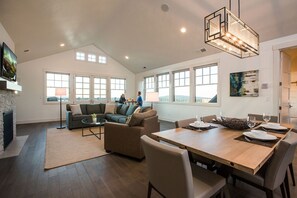 Dining - POPULAR ~ Resort amenities ~ easy access to Bend + Bachelor ~ hot tub ~ BBQ ~ 🐶 (Bend)