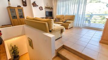 Een televisie en een dvd-speler