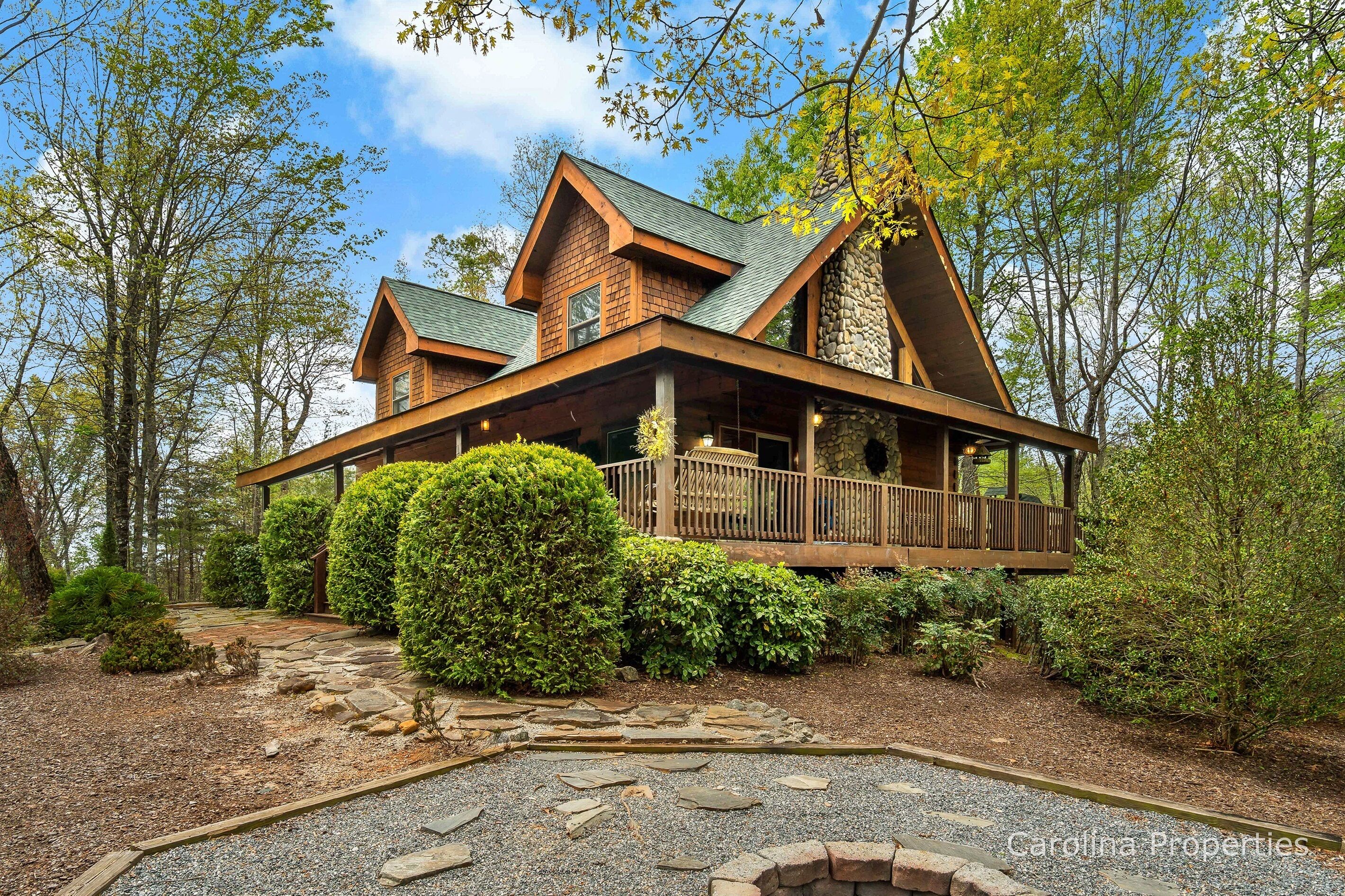 The Enchanted by Carolina Properties - Fire Pit, Private and lovely Log Home!