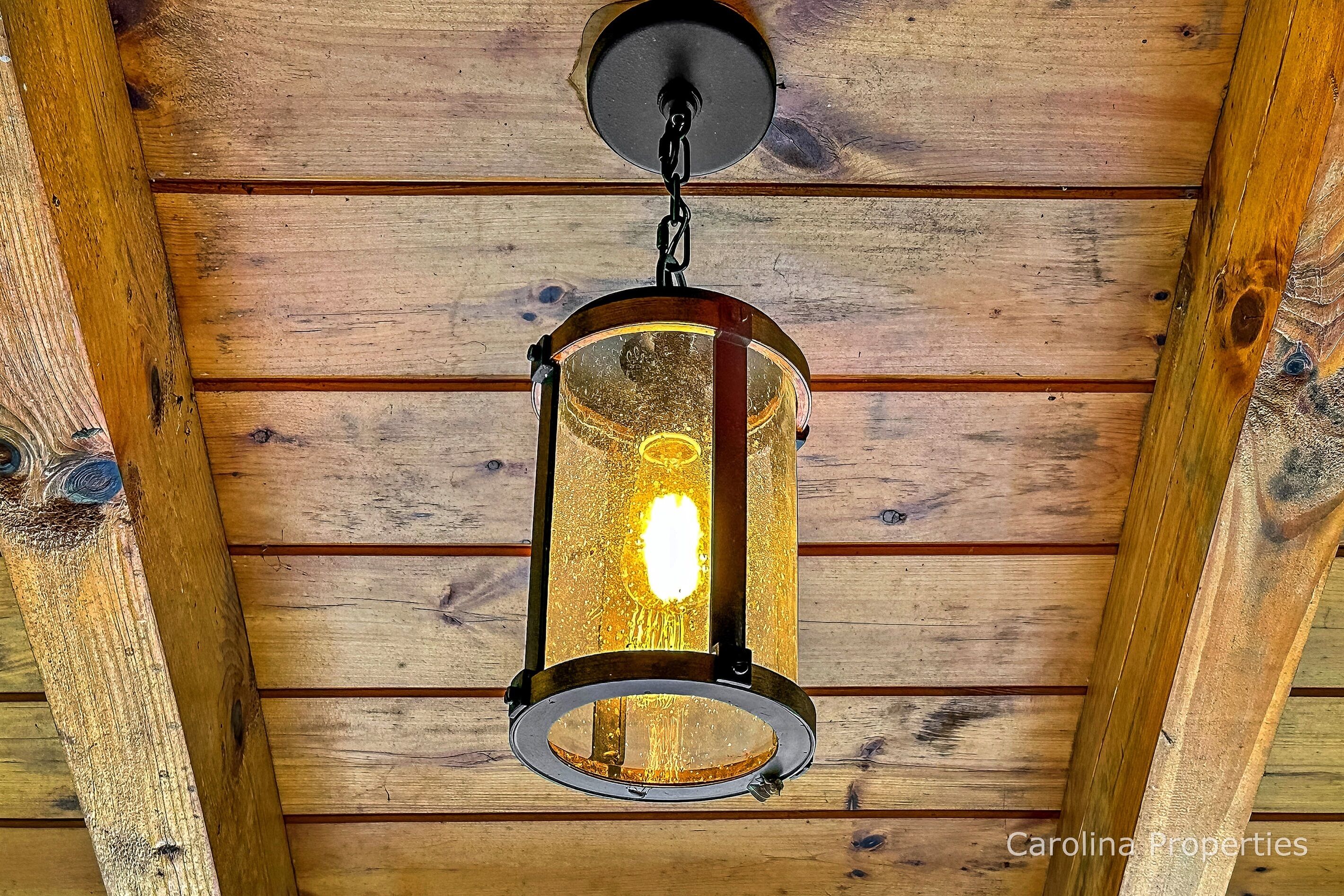 Techo de madera con una lámpara colgante de estilo farol.