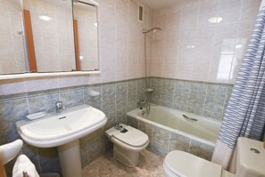 Bathtub, towels