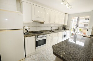 Een koelkast, een magnetron, een vaatwasser