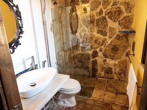 Dusche, Haartrockner, Bidet, Handtücher