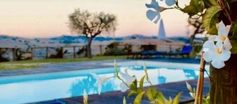 Casa de campo en los viñedos con jardín y piscina.