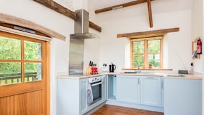 Una cucina con forno integrato, piano cottura a gas e cappa aspirante in acciaio inossidabile.