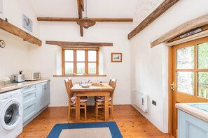 Dining - Barley Moo, St Kew with lovely countryside views. (Saint Kew)