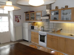 Kylskåp, mikrovågsugn, spishäll och diskmaskin