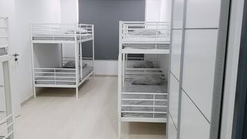 Chambre, plusieurs chambres, salle de bains privée | Fer et planche à repasser, lits pliants/supplémentaires, Wi-Fi gratuit