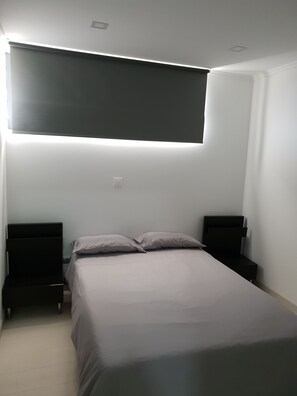 Family Room, Multiple Beds | Iron/ironing board, rollaway beds, free WiFi, bed sheets - Mikaela Guest House (Odivelas)