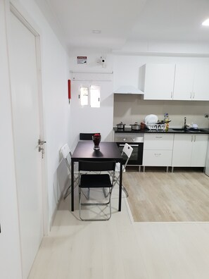 Lemari es di ruangan bersama, microwave di ruangan umum, dan kompor