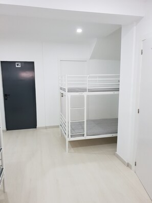 Zimmer, Mehrere Schlafzimmer, eigenes Bad | Bügeleisen/Bügelbrett, Zustellbetten, kostenloses WLAN, Bettwäsche