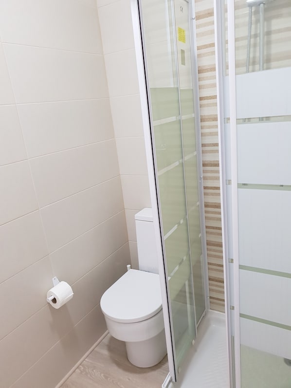 Shower, free toiletries, towels - Mikaela Guest House (Odivelas)
