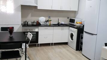 Réfrigérateur dans l'espace commun, micro-ondes dans l'espace commun